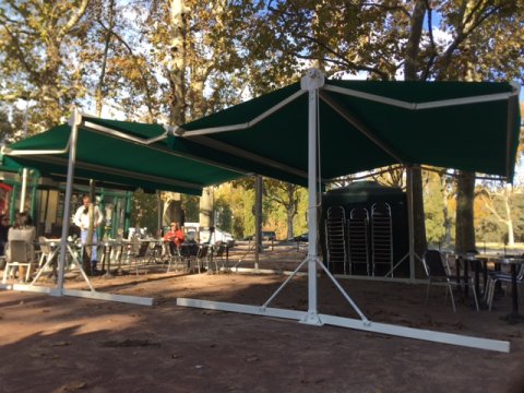 Fabrication et installation de stores abris terrasse pour restaurateur à Lyon 6