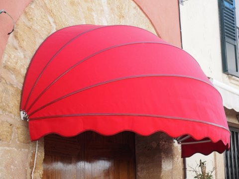 Fabrication et conception de stores bannes pour professionnels à Lyon 