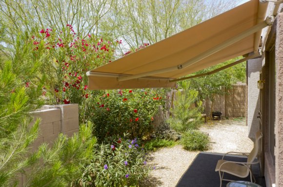 Fabrication de stores bannes sur mesure pour maison individuelle - Lyon - Le Materiel Protego