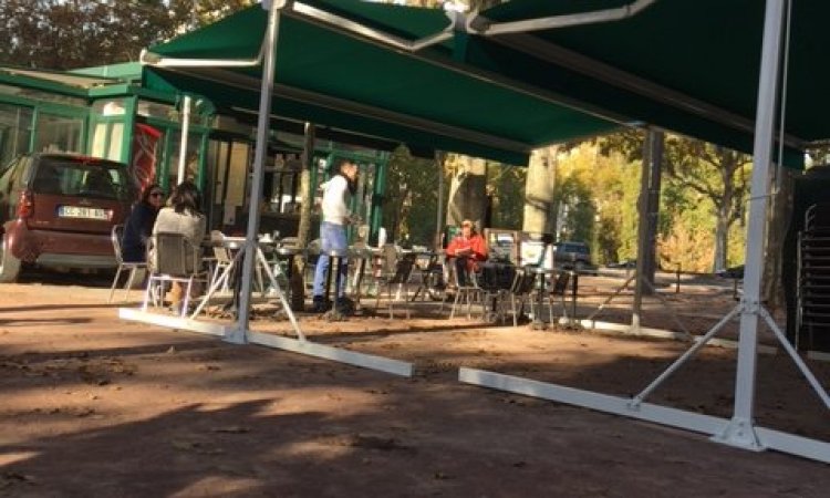 Fabrication et installation de stores abris terrasse pour restaurateur à Lyon 6