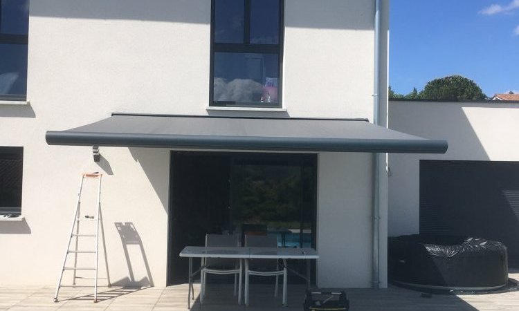 Store coffre gris anthracite 